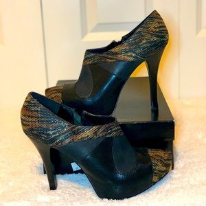 Carlos Santana Chula BLK Leopard Pumps